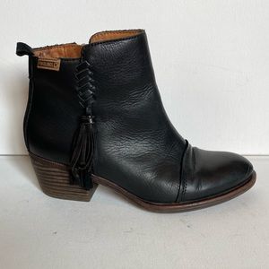 Pikolinos black leather ankle booties